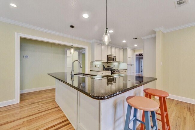 Foto del edificio - 1703 Richcreek Rd