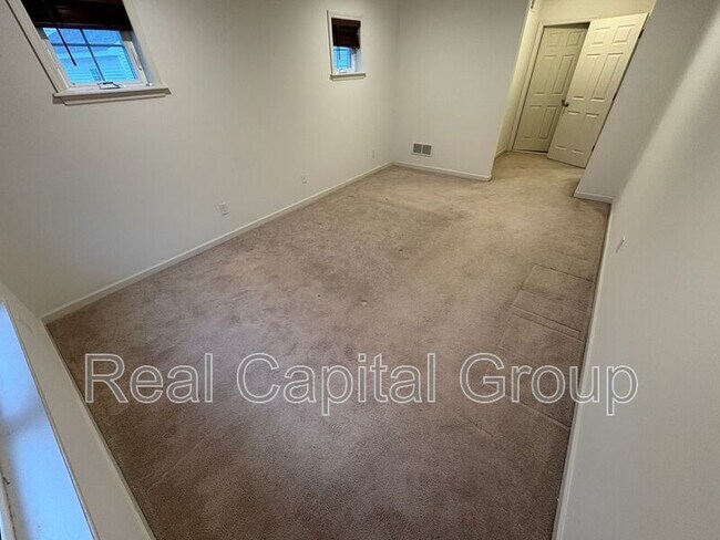 Foto del edificio - 28 Whitaker Dr