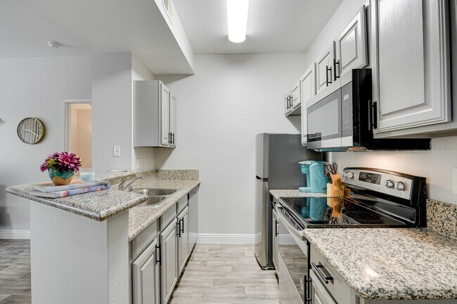 Foto del edificio - FURNISHED OR UNFURNISHED 2 BED 2 BATH NEAR...