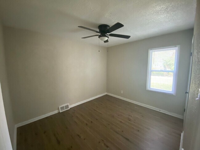 Building Photo - Fully Renovated 3-Bedroom Home – Move-In R...