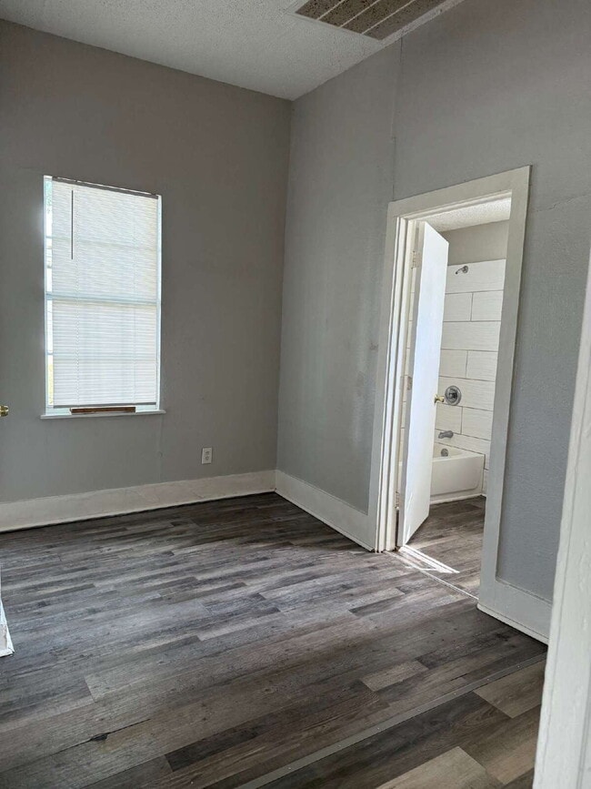 Building Photo - Super Affordable 3/2 on the South Side