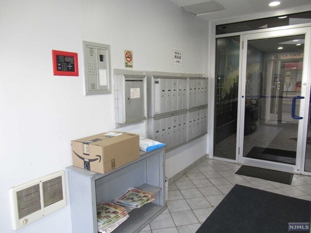 Building Photo - 320 Anderson Ave