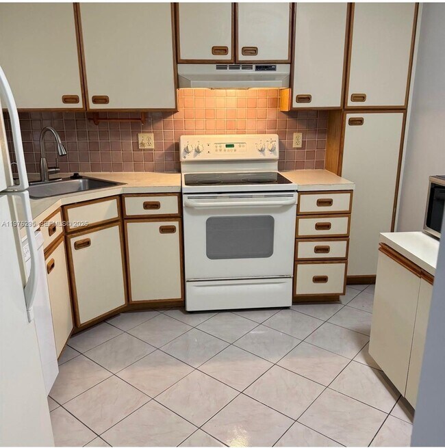 Foto del edificio - 2590 Carambola Cir N