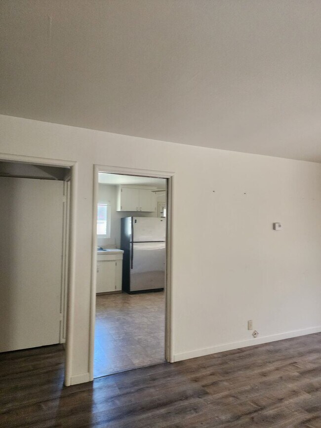 Building Photo - D821-823BA