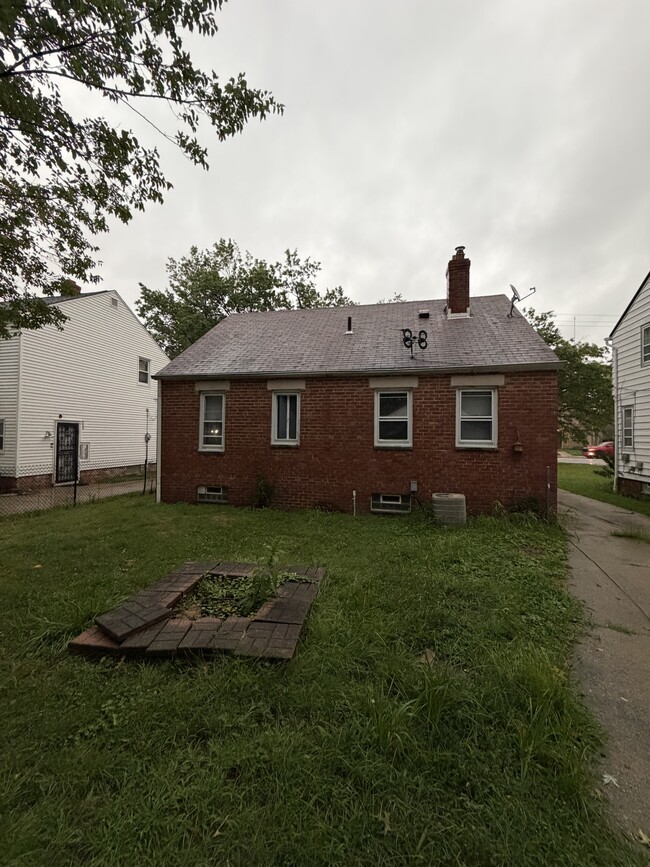 Building Photo - 380 E 260th St