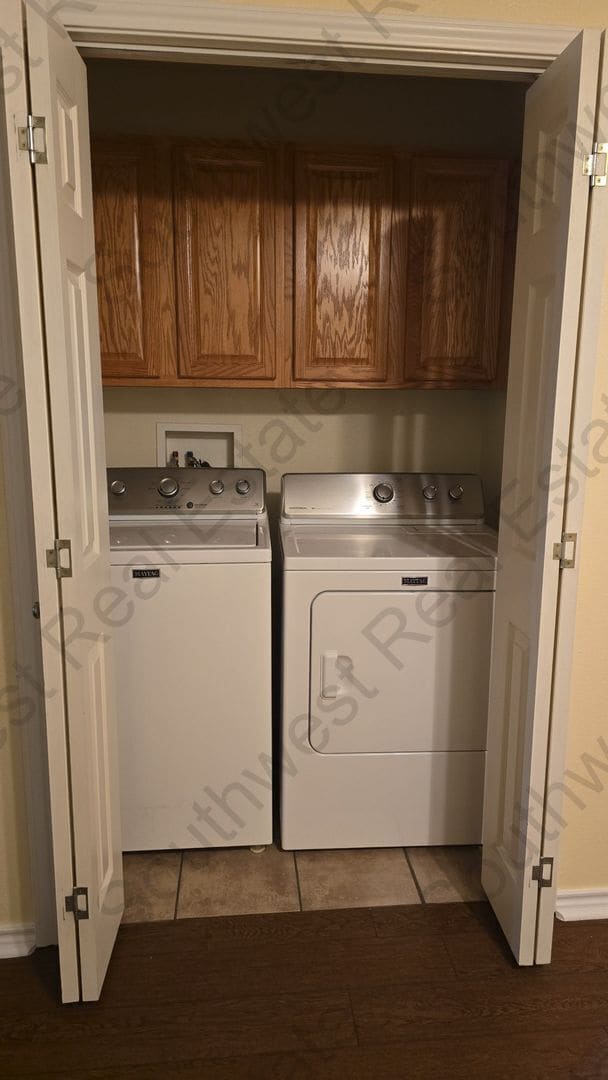 Building Photo - Spacious 2 bedroom 2 bath duplex with garage
