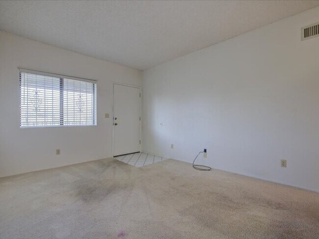 Building Photo - 2 Bedroom 2 Bathroom
