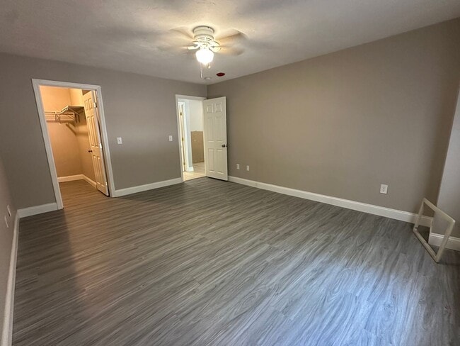 Building Photo - Spacious 1 Bed/ 1 Bath in Cranston!