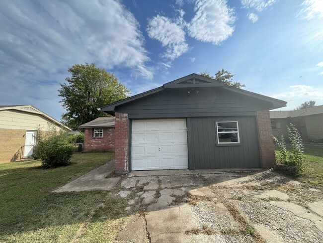 Foto del edificio - 3 Bed 1.5 Bath Home in NW OKC