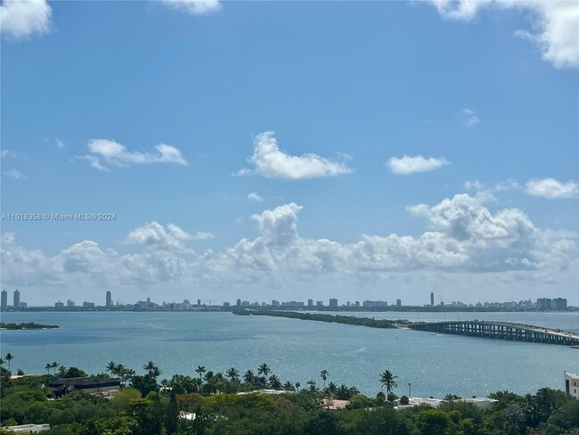 Foto del edificio - 4250 Biscayne Blvd