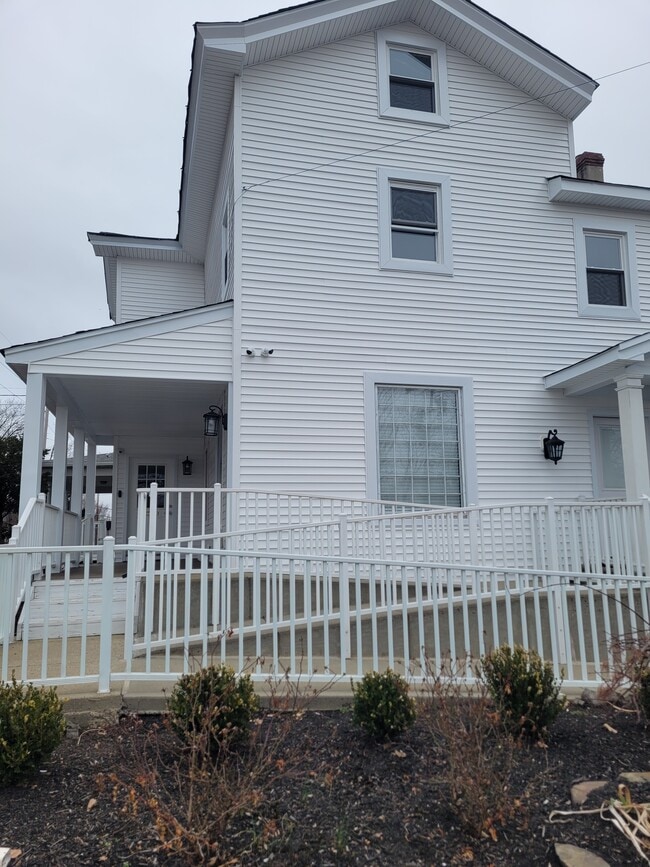 Building Photo - 200 E Union Ave