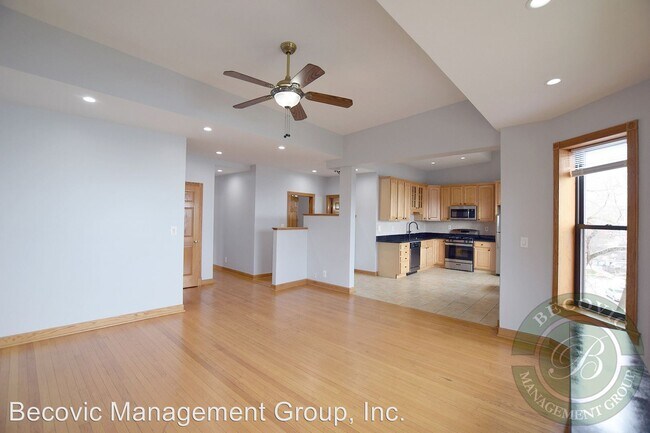 Building Photo - 7510-7514 N Eastlake Terrace