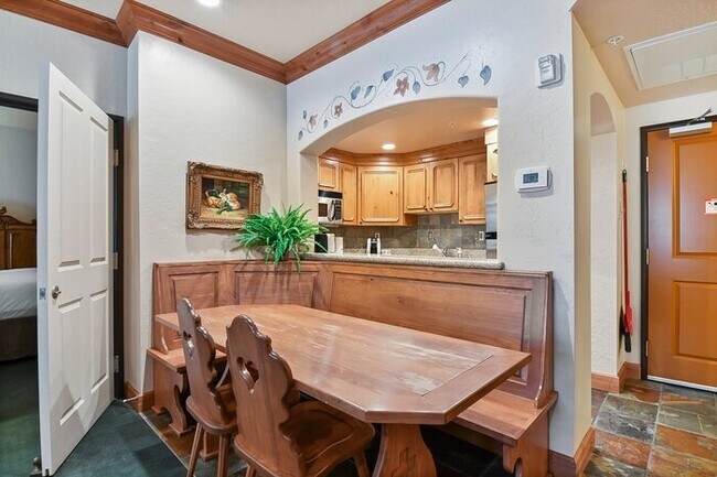 Building Photo - Villa 2018 1 Bed 1 Bath Full Kitchen
