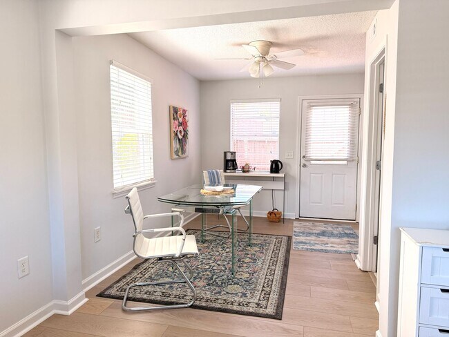 Foto del edificio - Fully Furnished Beach Pod - 2BR Near Folly Beach & Downtown Charleston!
