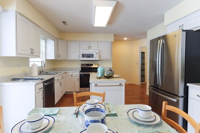 Foto del edificio - Bright 3BR/2BA Home in Quiet, Desirable Neighborhood with Garage!