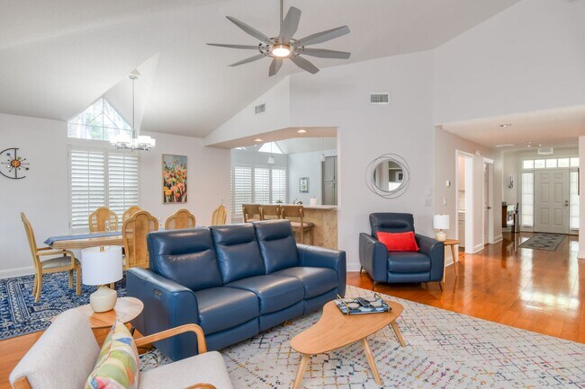Foto del edificio - Luxury 3-bedroom - 4 bath with garage