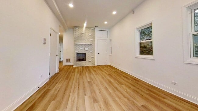 Building Photo - Raised First Floor Lincoln Park Two Bedroom