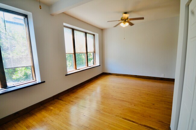 Foto del edificio - 2152 W Division St