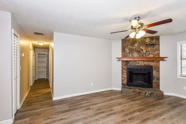 Building Photo - 620 Wayside Dr