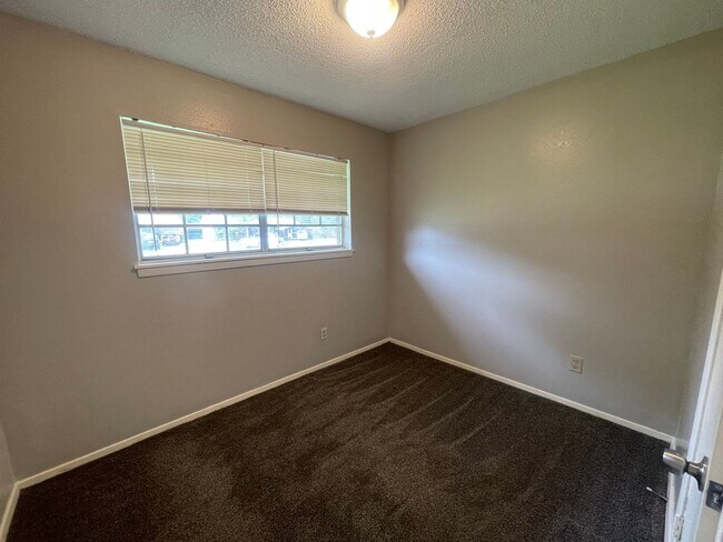 Building Photo - Don't Miss Out On This Swan Lake Beauty!