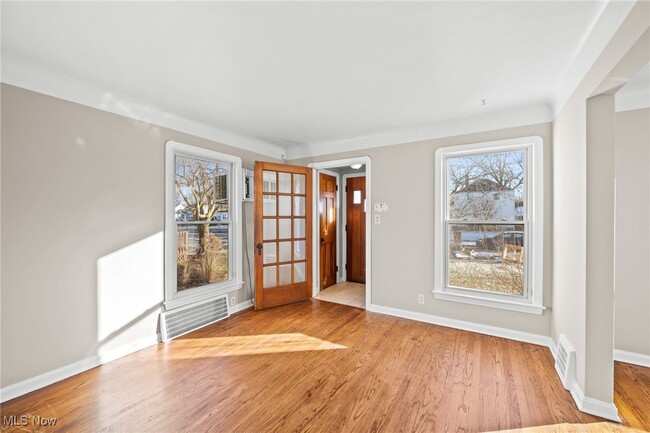 Building Photo - 304 E 248th St