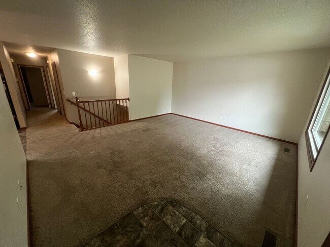 Building Photo - 3 Bed 2 Bath Twin Home For Rent!