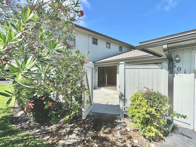 Building Photo - Unfurnished 2 BR condo Annual Rental in Ti...