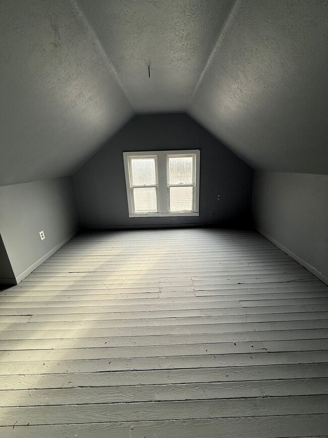 Building Photo - 3bd Single Broadway/Fleet Area Vouchers Only