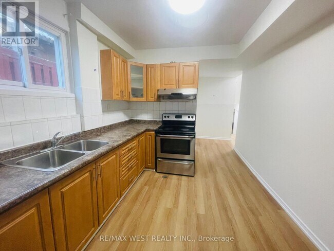 Building Photo - 82 Dafoe Crescent