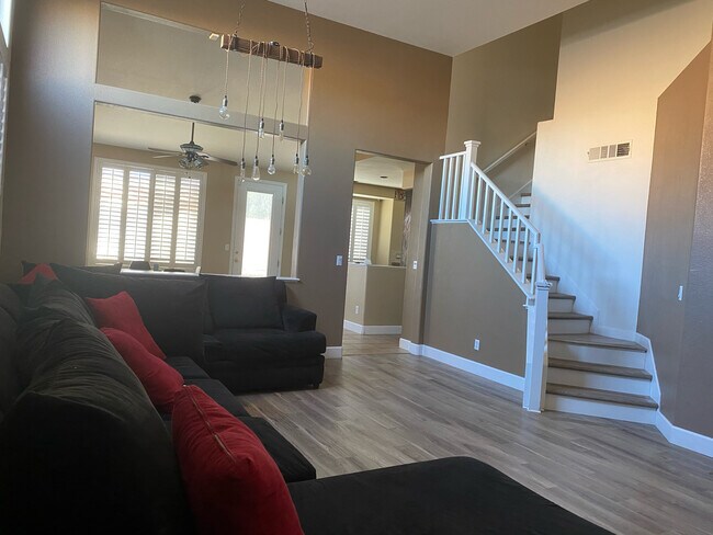 Building Photo - 8185 Bonaventure Dr