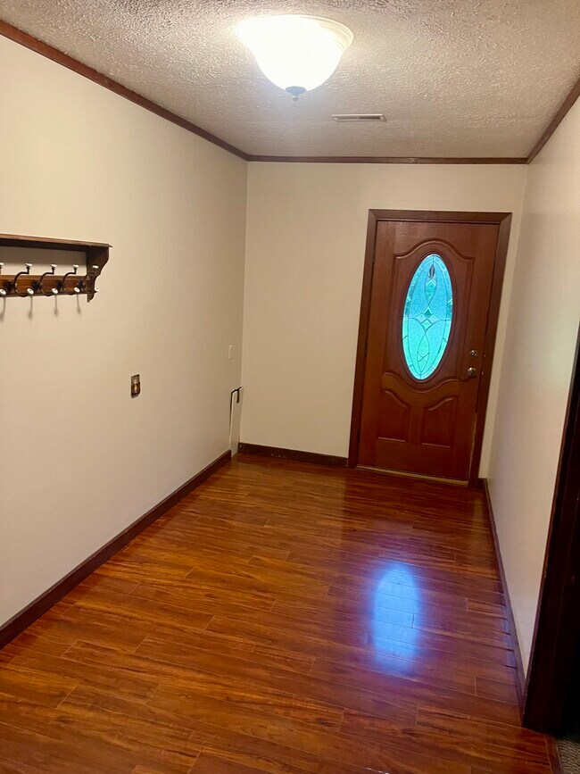 Foto del edificio - 6200 W Maple Grove Rd