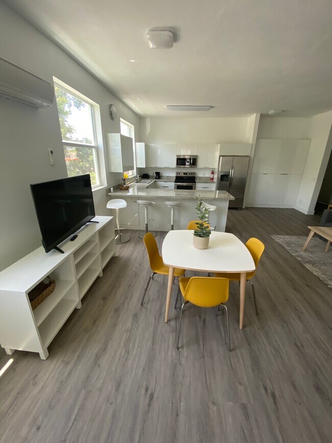 Foto del edificio - 1052 NW 27th St