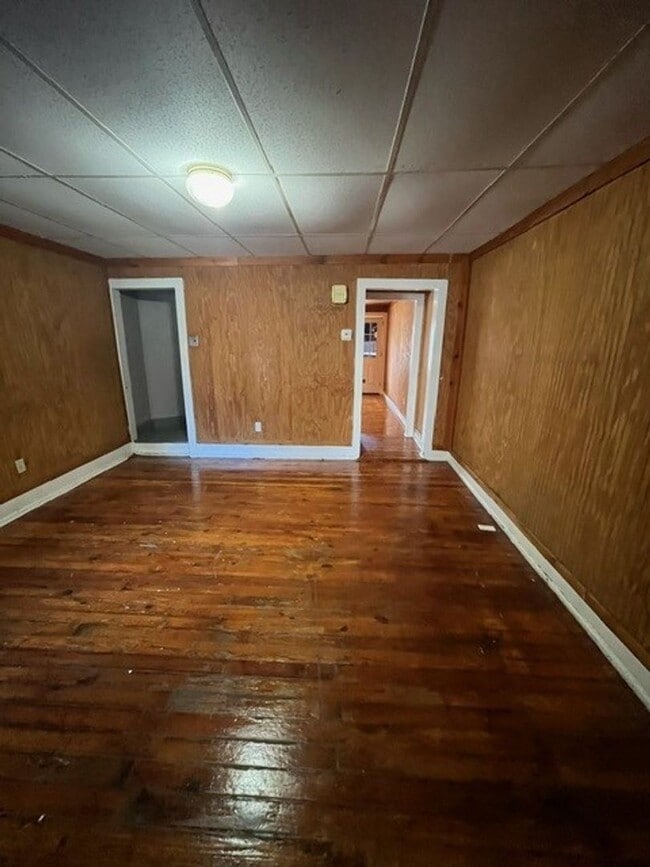 Building Photo - 3 bedroom 1 bathroom