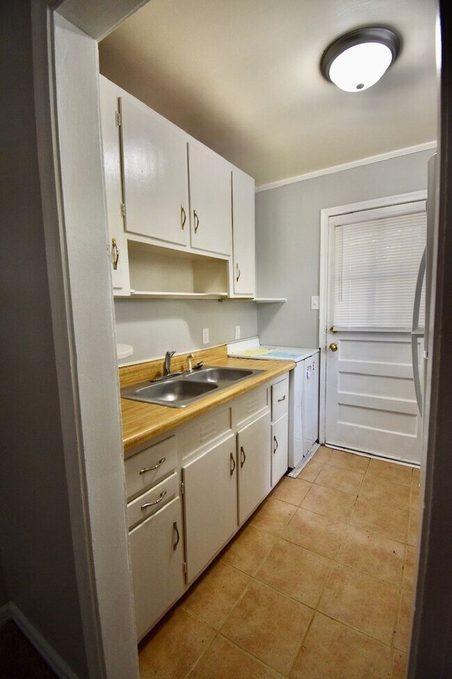 Building Photo - Two Bedroom, One bath house available now!