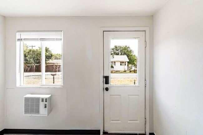 Building Photo - Newly Remodeled Downtown Studio!