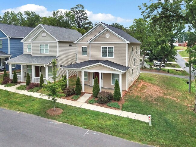 Foto del edificio - Two Story Cottage In Historic Waxhaw