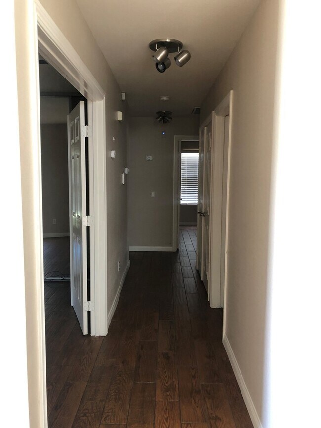 Foto del edificio - Gorgeous and Large  4 bedroom Custom Singl...