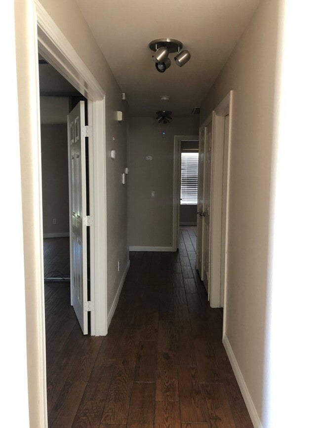 Building Photo - Gorgeous and Large  4 bedroom Custom Single Story Rental Home