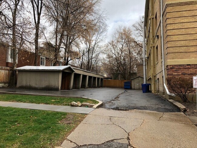 Foto del edificio - 553 E 1st Ave
