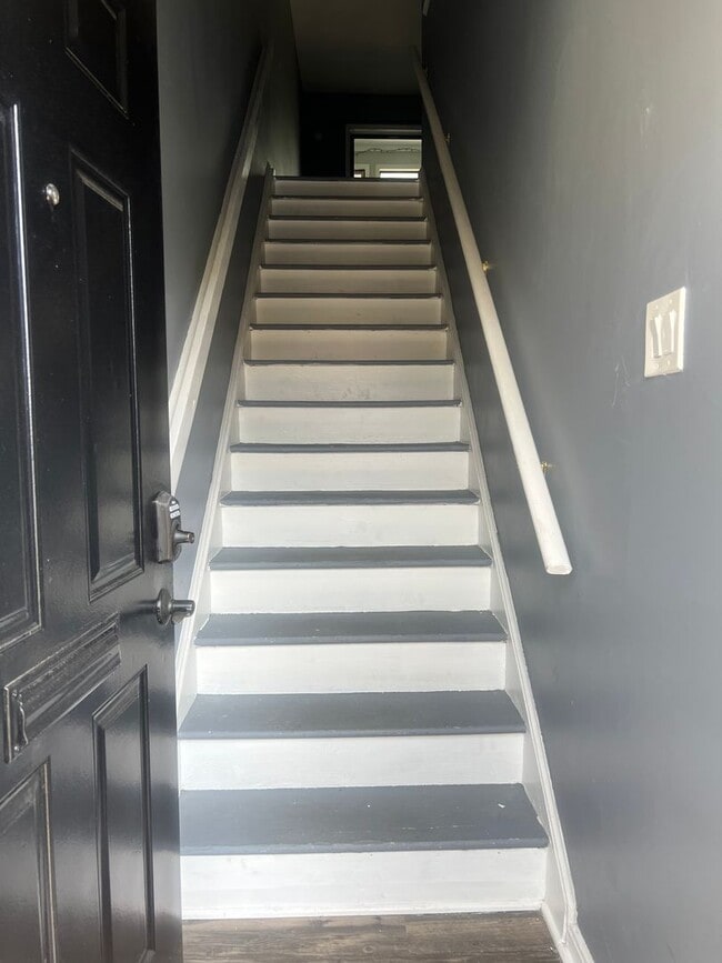 Building Photo - Lovely 3 BR/2.5 BA Townhome in Fort Lincol...