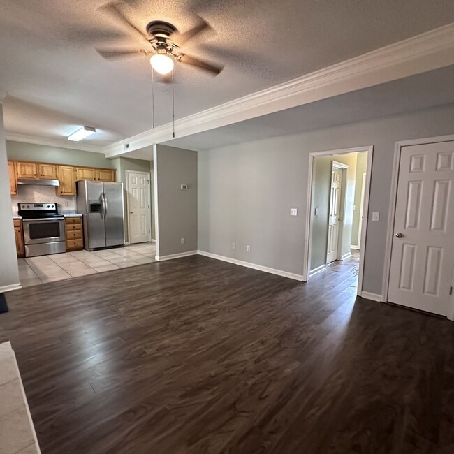 Building Photo - 2 bed, 2.5 bath townhome, all appliances i...