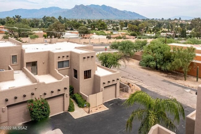 Building Photo - Fairway Terrace Townhome 2br/2bath Bedroom...