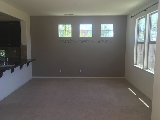 Building Photo - Large Executive 3 Bed, 2.5 Bath, 1963 sqft...