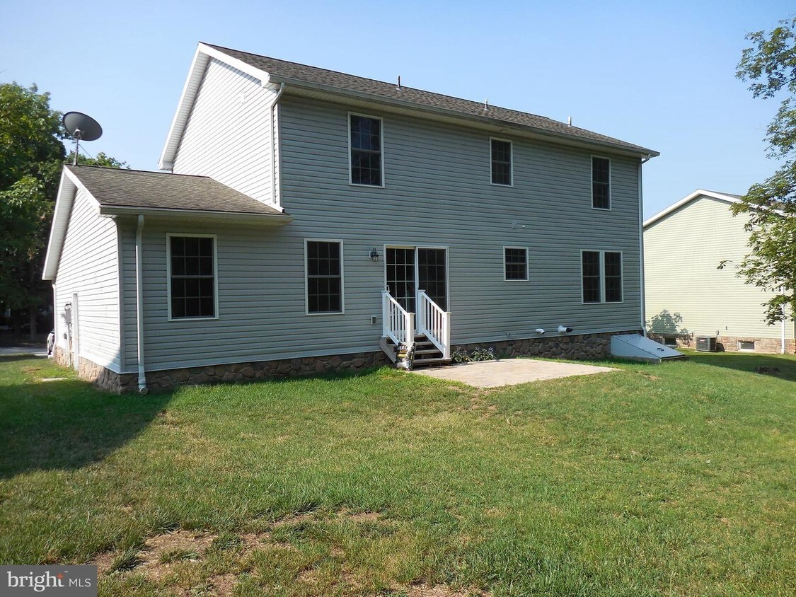 Primary Photo - 240 Twin Lakes Dr