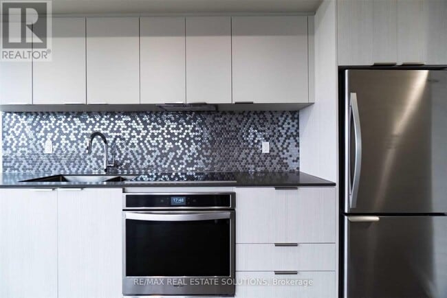 Building Photo - 2 Sonic Way