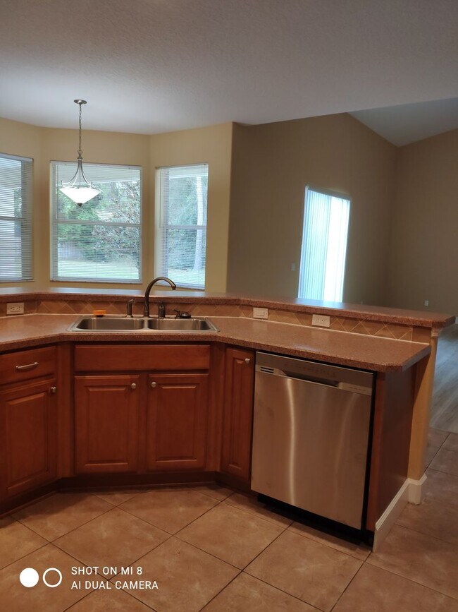 Foto del edificio - Luxurious 4/3/2 with circular driveway. Available after 06/10/26
