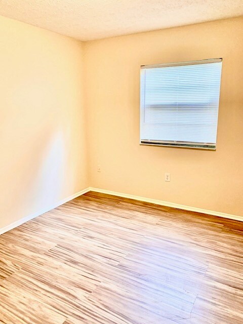 Guest Bedroom - 1950 Paine Ave