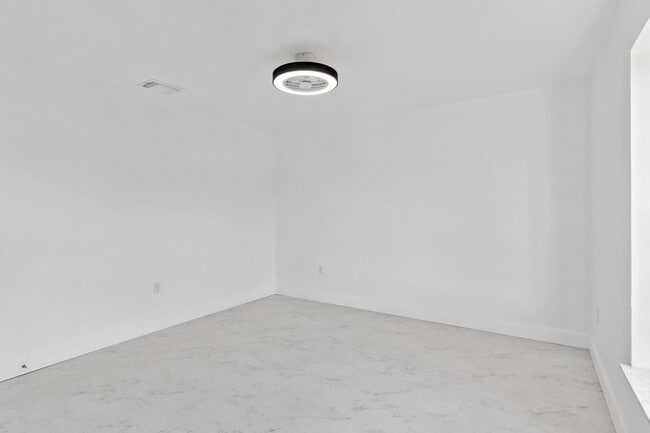 Building Photo - 527 Glade Ct