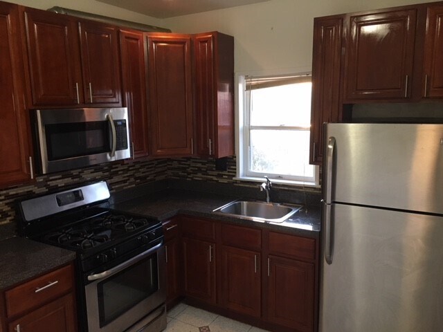 Building Photo - 2026 W 9th St