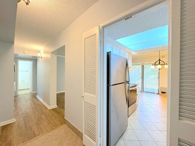 Foto del edificio - Welcome to this beautifully maintained first-floor condominium offering 2 bedrooms and 2 full bat...